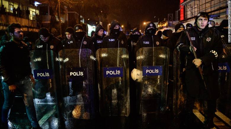 بالفيديو - كشفت ما وقع قبل اطلاق النار وبعده: - ناجية من هجوم اسطنبول الدموي.. تفجر حقائق صادمة!