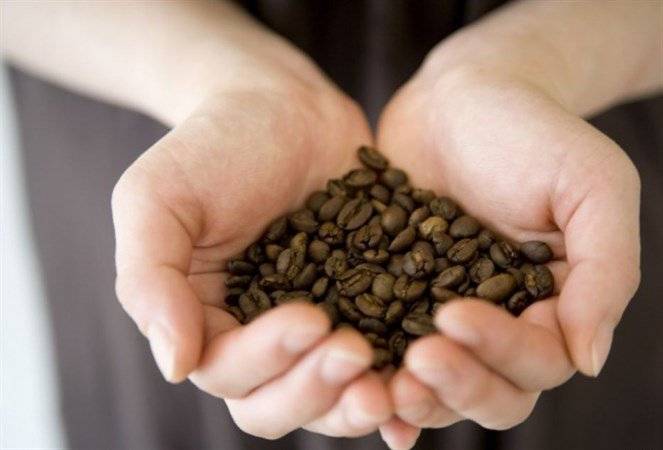 غسلت شعرها بالقهوة.. وما حدث بعد 30 دقيقة سيدفعك إلى تقليدها