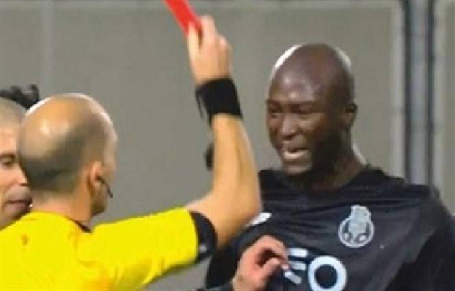 بالفيديو.. حكم يطرد لاعب لسبب غريب جدا!