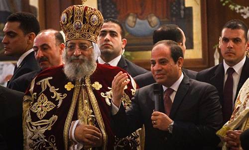 بالفيديو.. السيسي يمنع حارسه الشخصي من اعتراض طفلة في القداس