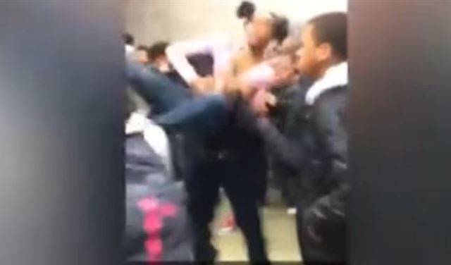 بالفيديو.. ماذا فعل شرطي بطالبة أثناء فض شجار مدرسي؟