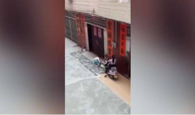 بالفيديو.. صينية تدهس عمداً طفلاً بريئاً