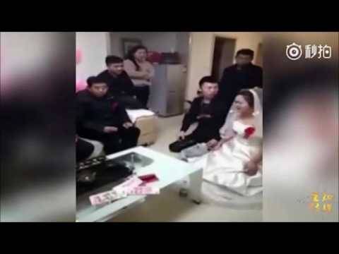 بالفيديو: عروس تلقي بمهرها في وجه حماها والسبب خيالي!