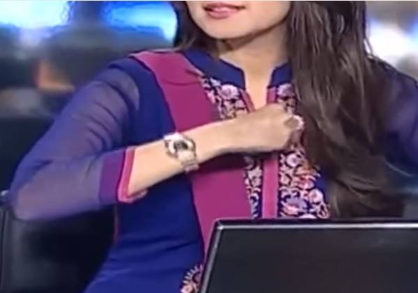 بالفيديو: موقف محرج لمذيعة.. لم تعرف أنّها على الهواء فماذا فعلت؟