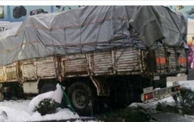 اعتذروا عن تصليح هاتفه فاقتحم المحلَّ بشاحنته.. إليكم ما حدث!