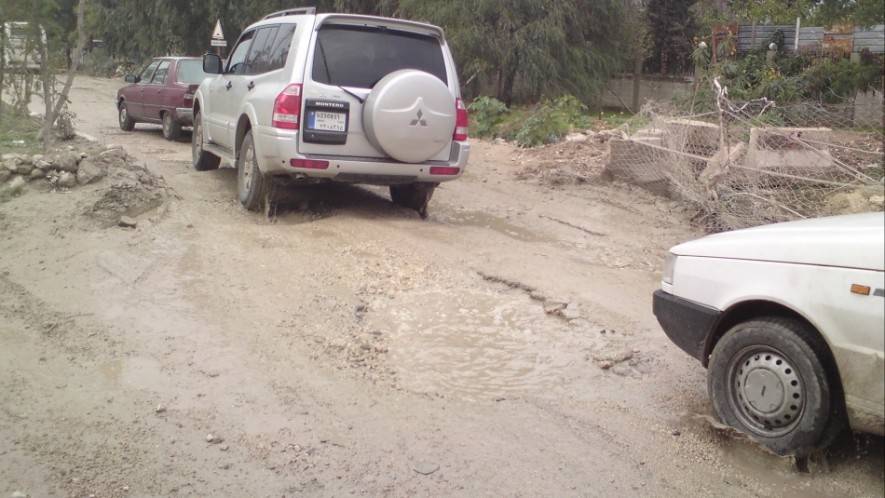 قطع طريق بشمزين احتجاجاً على وجود حفر بالطرقات