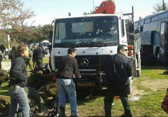 بالفيديو: هروب جنود الاحتلال وترك زملائهم لحظة تنفيذ عملية الدهس...