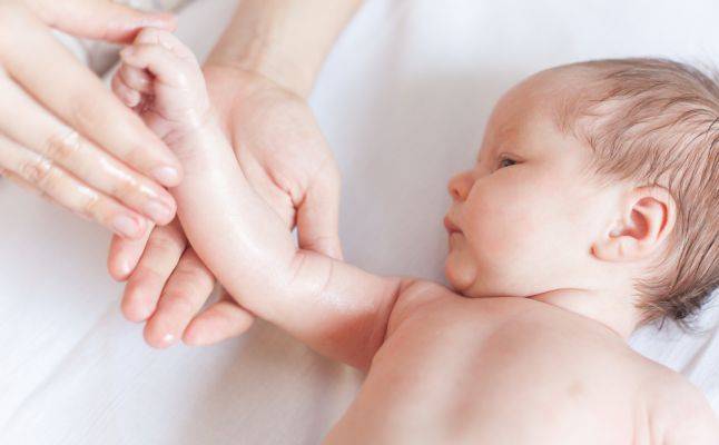دراسة جديدة تحذر من استعمال هذه الزيوت المسممة على الطفل الرضيع!