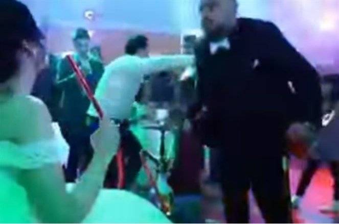 بالفيديو - عريس يجهز "الاركيلة" لعروسته في حفل زفافهما!