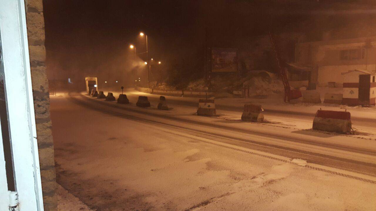 بالصورة  طريق ضهر البيدر سالكة للسيارات المجهزة بالسلاسل المعدنية والرباعية الدفع