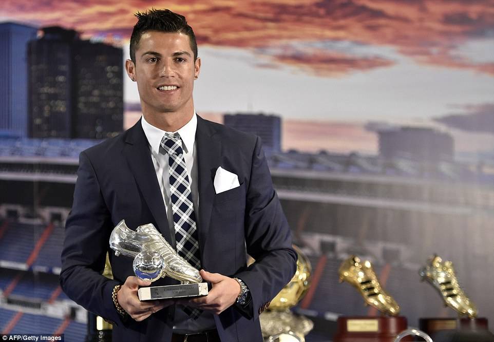 كريستيانو رونالدو يتوج بجائزة افضل لاعب في العالم