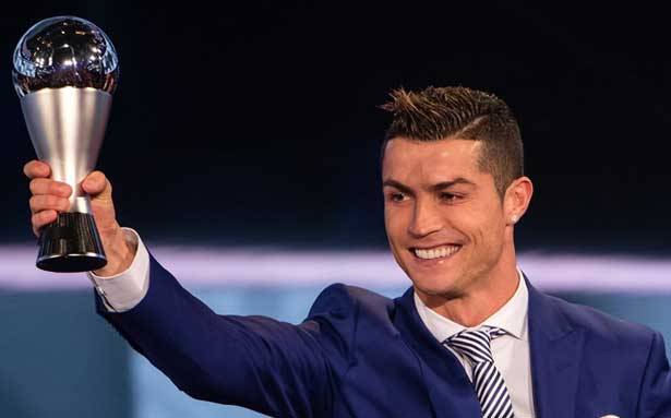 البرتغالي كريستيانو رونالدو أفضل لاعب في العالم لعام 2016