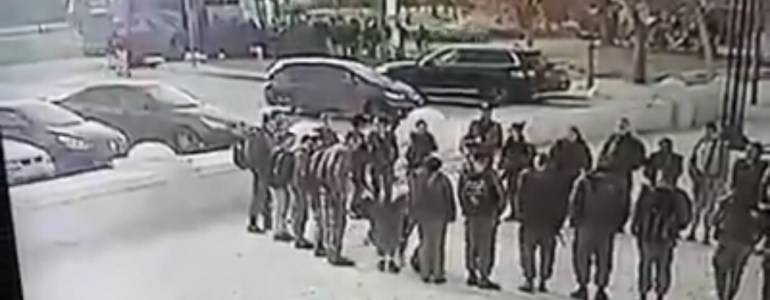 شاهد لحظة دهس جنود النخبة الإسرائيليين وفرار جنود آخرين
