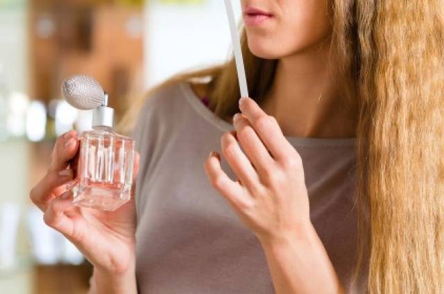 كيف تختارين عطراً جديداً.. الحيلة 3 لا تخطر في البال!