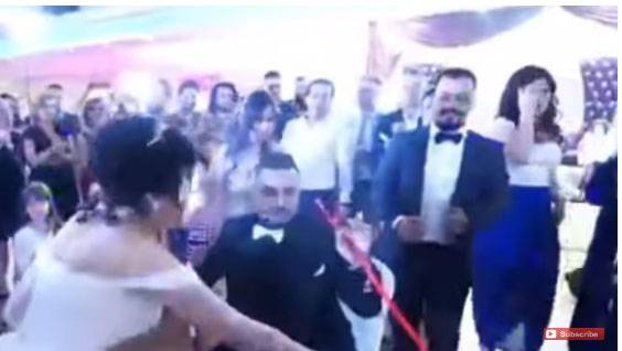 بالفيديو - عريس يجهز "الاركيلة" لعروسته في حفل زفافهما!