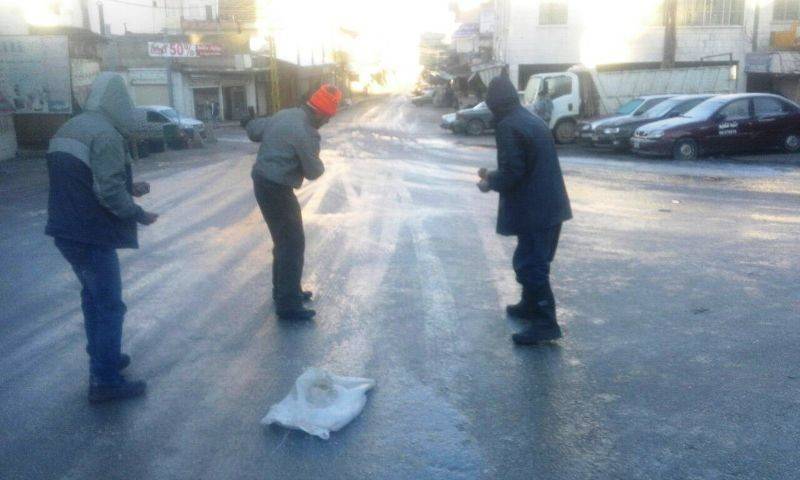 بلدية بعلبك عملت على إذابة الجليد في الطرقات
