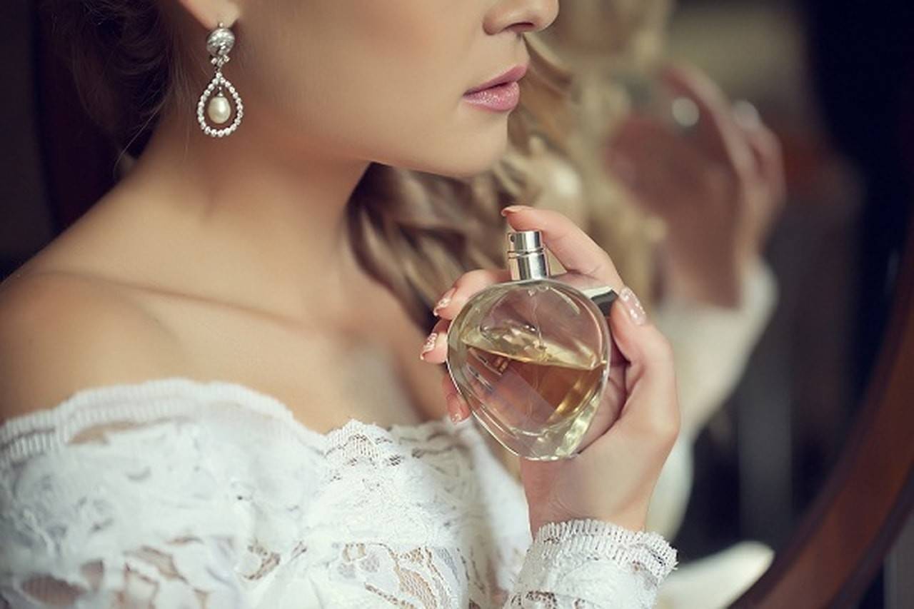 حذارِ.. لا ترشِّي العطر على رقبتكِ بعد الآن!
