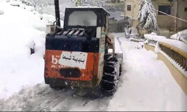 جرافات وزارة الاشغال بدأت جرف الثلوج وفتح الطرقات في شبعا