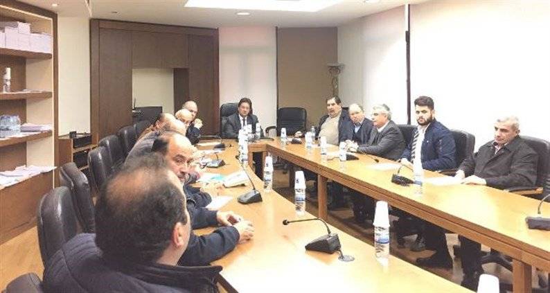 كنعان يعرض مع وفد المتعهدين لمطالبهم