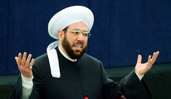 بالصورة...مفتي سوريا يقبل أيادي الشهداء الأحياء
من الجيش السوري