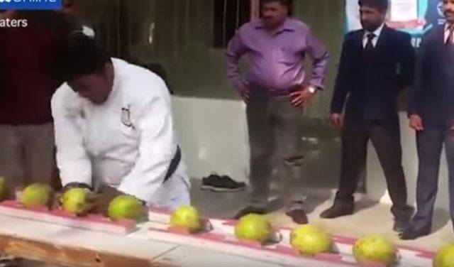 شاهد.. باكستاني يكسر برأسه 43 حبة من جوز الهند!!