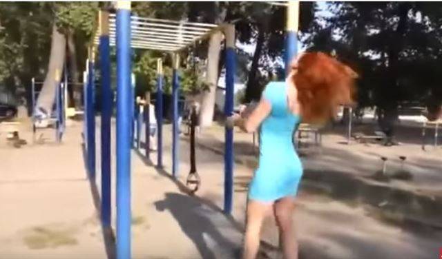 بالفيديو: فتاة تمارس تمرينات رياضية صعبة بالكعب العالي و فستان ضيق