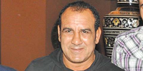 فيديو- محمد لطفي يُطرد مع زميله من عزاء  بسبب محمد هنيدي