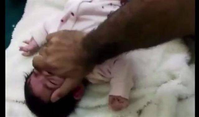 فيديو لتعذيب طفلة رضيعة بوحشية والمتهم والدها!!