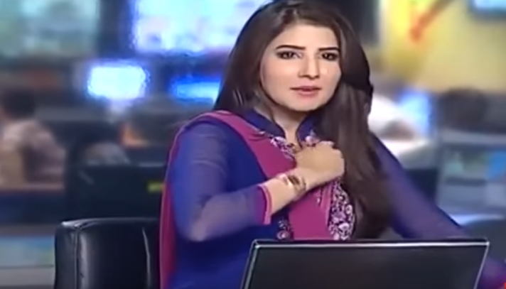 «شاهد» ظنّت أنّها ليست على الهواء .. مذيعة باكستانية في موقف محرج للغاية!!