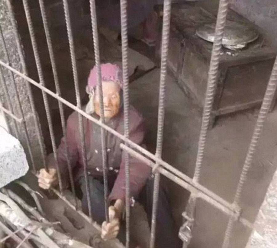 فيديو صادم: يحبسون والدتهم المسنة في قفص لسنوات.. فماذا حصل لها؟