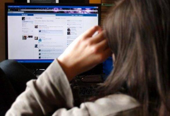 “صمّاء” تستدرج الشباب بصور فاضحة...