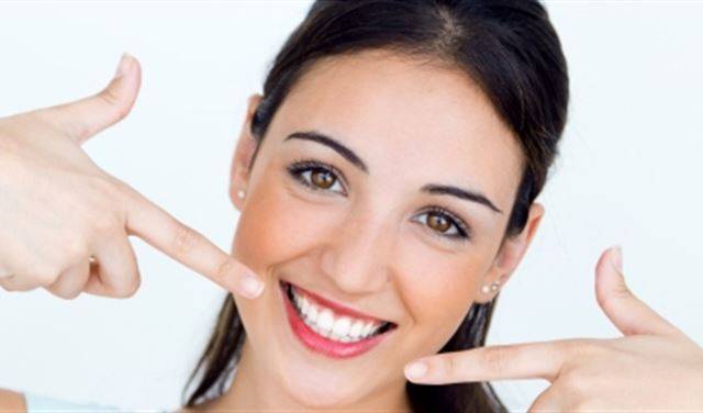 تعرَّفْ على أسوأ 9 أمور تضرُّ بأسنانك.. تقوم بإحداها يومياً