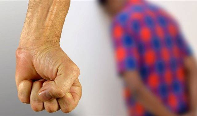 كاميرات المراقبة ترصد خليجيا تحرش بفتاة داخل مصعد