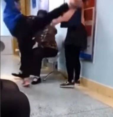 صبي يهاجم أمه بوحشية... اليكم الفيديو!