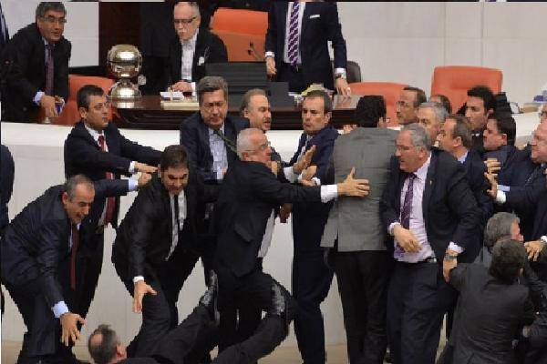 بالفيديو- شجار وتضارب بالايدي داخل البرلمان التركي... والسبب؟