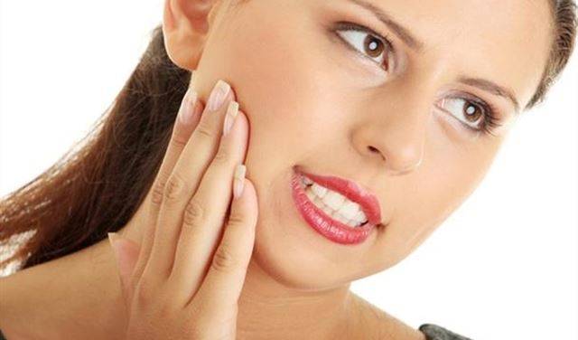 تخلص من ألم الأسنان وإلتهابات اللثة.. بهذا المكون السحري