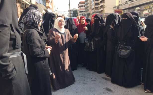 وقفة إحتجاجيّة لأهالي الموقوفين في ملف عبرا
وزيارة لبهيّة الحريري طالبوا فيها إنصاف أبنائهم