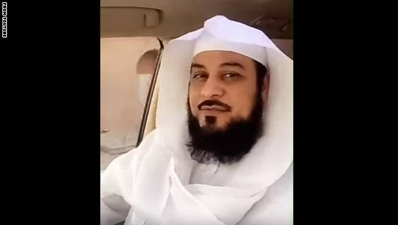 شاهد.. أولاد العريفي يبيعون التمور أمام المسجد
