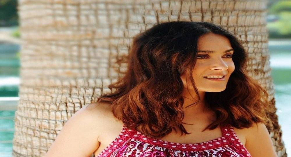 سلمى حايك تكشف قصة "مواعدة ترامب"