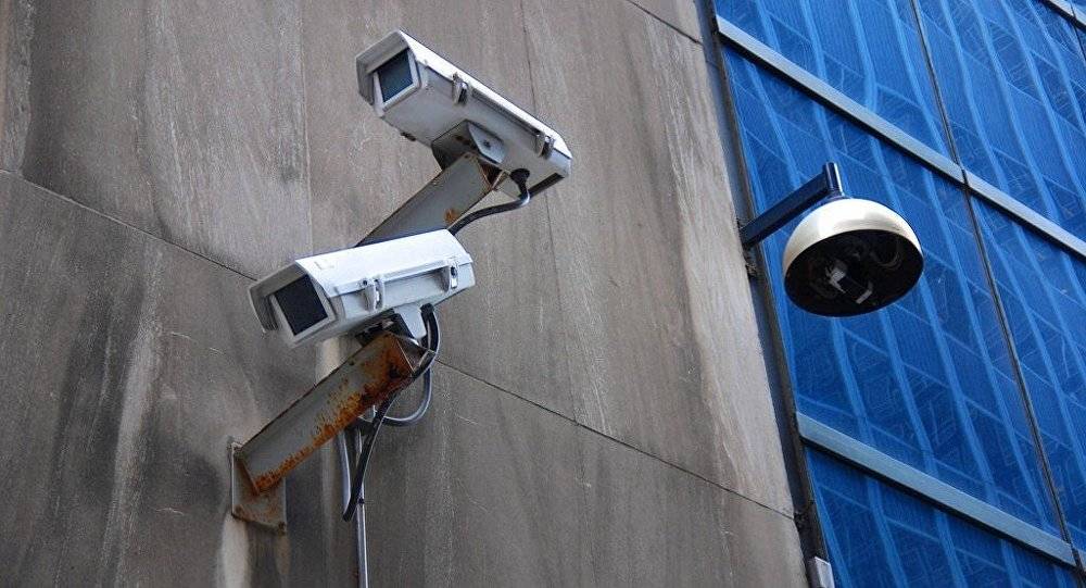 بالفيديو ... ملابس يمكن اخفاء مرتديها عن كاميرات المراقبة