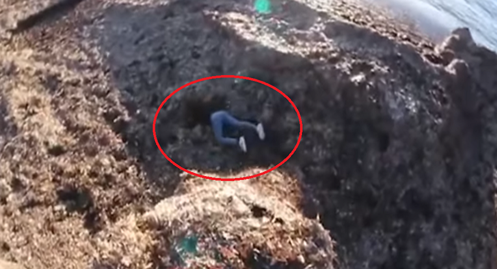 بالفيديو... شاب يدفع حبيبته من أعلى التل