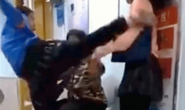 بالفيديو… صبي يهاجم أمه بوحشية!