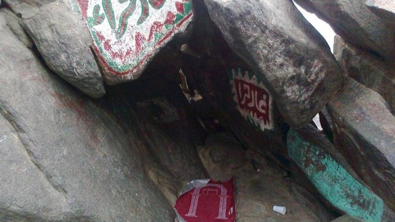 حارس مسن يكشف.. ماذا يحدث في غار حراء كل ليلة؟