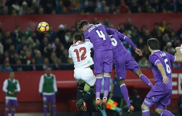 إشبيلية يلحق بريال مدريد الخسارة الأولى في الدوري الإسباني