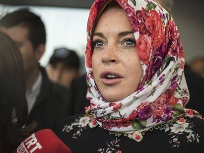 فنانة أمريكية شهيرة تحذف صورها وتكتب «السلام عليكم»
