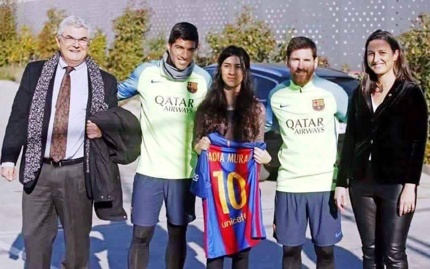 أيزيدية ناجية من داعش ترتدي قميص رقم 10 لنادي برشلونة