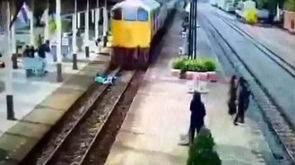 شاهد كيف نجا رجل من الانشطار لنصفين تحت قطار مسرع!