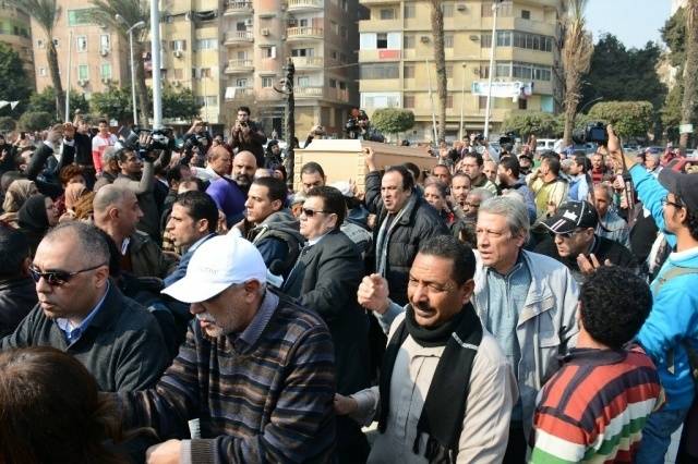بالصور:  شيرين في جنازة كريمة مختار على عكاز.. ما وضعها الصحي؟!