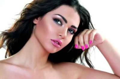 شاهد.. قمر تصدم العالم العربي بصور جريئة!