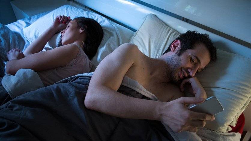 إذا رأيت إحدى هذه التطبيقات على هاتف شريكك... احذري!
